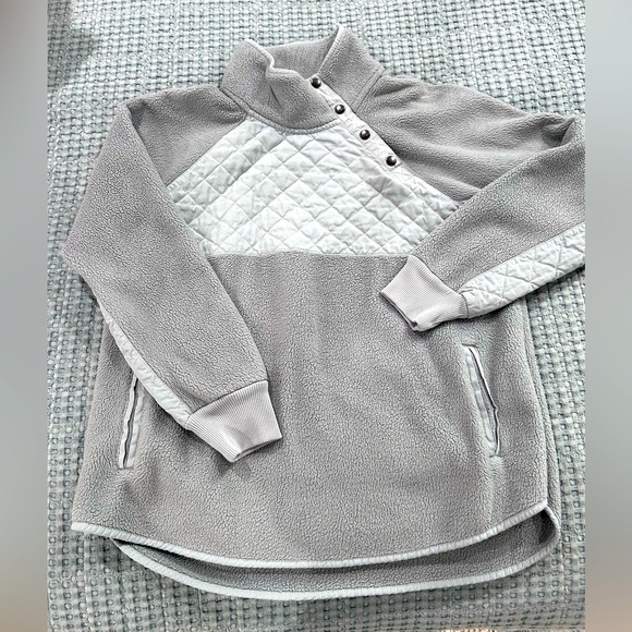 Abercrombie & Fitch Sweaters - Abercrombie & Fitch Light Gray and White Quilted Fleece Pullover